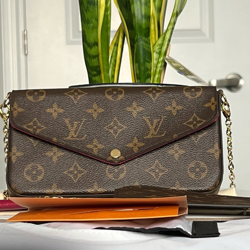 Authentic Louis Vuitton Felice Pochette in Monogram Canvas with Accessories - Picture 3 of 16